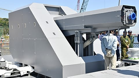 El cañón electromagnético que está desarrollando Acquisition, Technology & Logistics Agency, instalado en el JS Asuka, de la Armada japonesa.