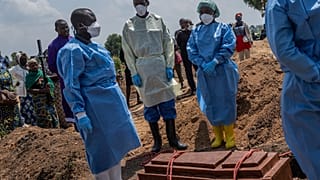 RDC : la Croix-Rouge enterre une orpheline de 6 mois décédée d'Ebola