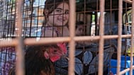 دختربچه‌ای در میان وسایل خانواده در جریان موج آوارگی ساکنان جنوب لبنان 