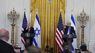 الرئيس دونالد ترامب ورئيس الوزراء الإسرائيلي بنيامين نتنياهو يجيبان على الأسئلة خلال مؤتمر صحفي في الغرفة الشرقية بالبيت الأبيض، الثلاثاء 4 فبراير 2025، في واشنطن. 