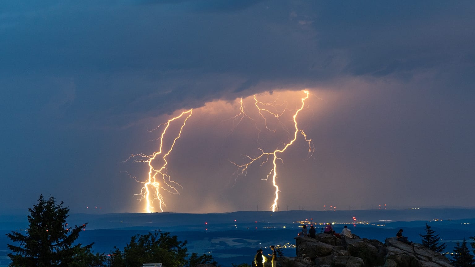 Symbolfoto. Blitze während eines Gewitters auf dem Großen Feldberg im Taunus.