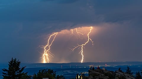 Temsilî fotoğraf. Taunus’taki Großer Feldberg Dağı üzerinde gök gürültülü fırtına sırasında çakan şimşekler.