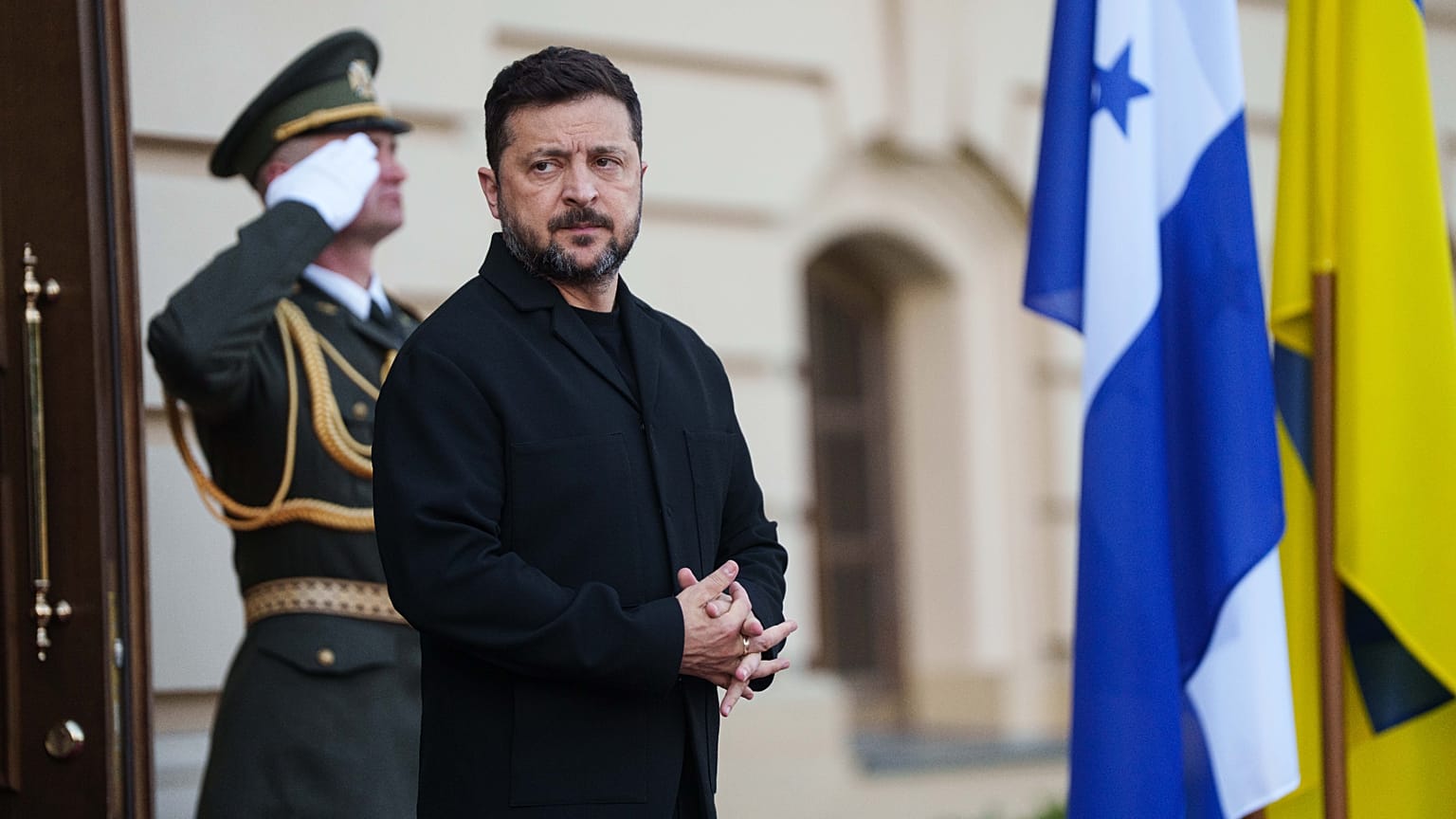 Le président ukrainien Volodymyr Zelensky attend l’arrivée du président hondurien Nasry Asfura à Kyiv, en Ukraine, vendredi 19 juin 2026. (Photo AP/Evgeniy Maloletka)
