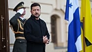 Ukrajna elnöke, Volodimir Zelenszkij várja Honduras elnöke, Nasry Asfura érkezését Kijevben 2026. június 19-én, pénteken. (AP Photo/Evgeniy Maloletka)