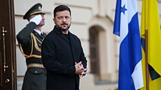 Le président ukrainien Volodymyr Zelensky attend l’arrivée du président hondurien Nasry Asfura à Kyiv, en Ukraine, vendredi 19 juin 2026. (Photo AP/Evgeniy Maloletka)
