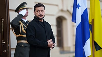 Президент Украины Владимир Зеленский ожидает прибытия президента Гондураса Насри Асфуры в Киеве, Украина, пятница, 19 июня 2026 года. (Фото AP/Евгений Малоцетка)