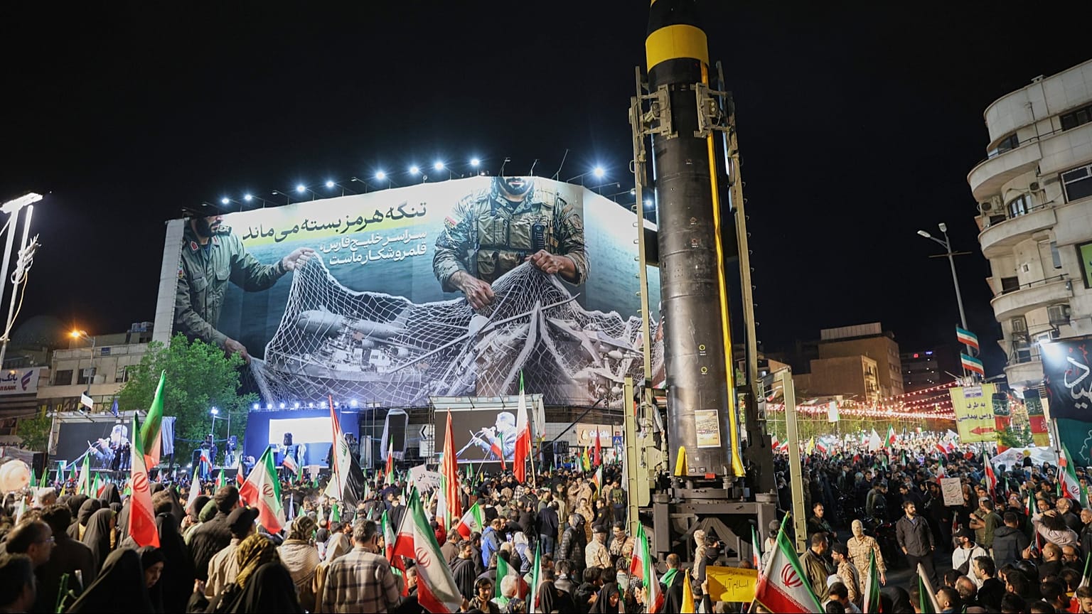 تجمعات شبانه، میدان انقلاب تهران