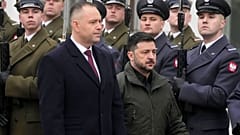 Polish President Karol Nawrocki and Ukrainian President Volodymyr Zelenskyy attend an official welcome ceremony before their meeting in Warsaw on 19 December 2025.
