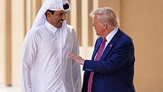 الرئيس دونالد ترامب وأمير قطر الشيخ تميم بن حمد آل ثاني يتحدثان في قاعدة العديد الجوية، الخميس 15 مايو 2025، في الدوحة، قطر. (AP Photo/أليكس براندون)