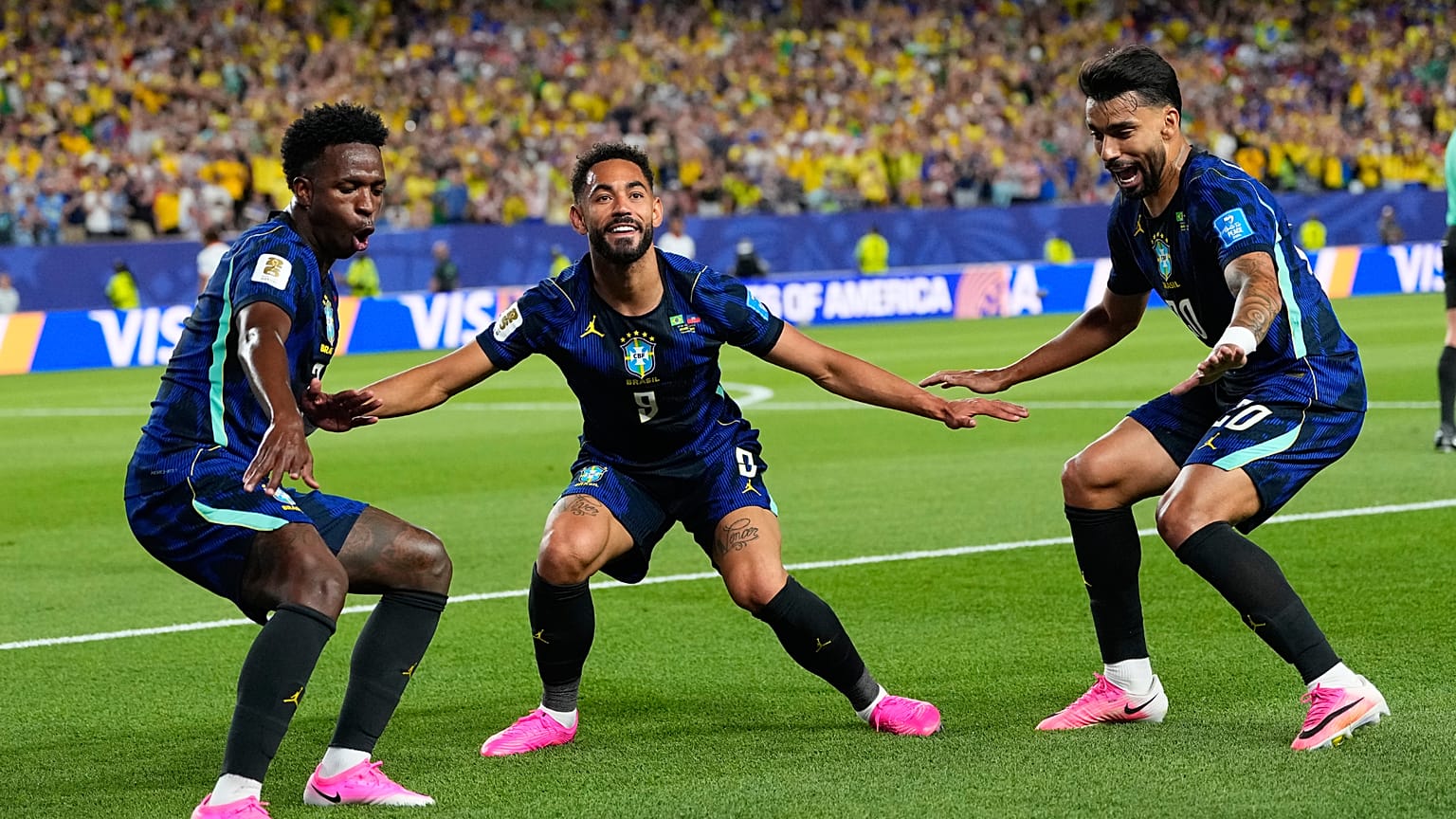 O brasileiro Matheus Cunha (9) comemora após marcar o segundo golo da sua equipa, ao lado dos compatriotas Vinicius Júnior (7) e Lucas Paquetá (20), durante o jogo do Grupo C 