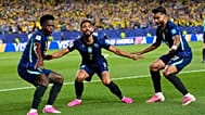 O brasileiro Matheus Cunha (9) comemora após marcar o segundo golo da sua equipa, ao lado dos compatriotas Vinicius Júnior (7) e Lucas Paquetá (20), durante o jogo do Grupo C 