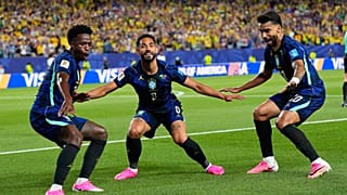 O brasileiro Matheus Cunha (9) comemora após marcar o segundo golo da sua equipa, ao lado dos compatriotas Vinicius Júnior (7) e Lucas Paquetá (20), durante o jogo do Grupo C 