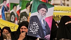 نساء مسلمات عراقيات يحملن صور المرشد الأعلى الإيراني الراحل آية الله علي خامنئي خلال احتجاج على الهجمات الأمريكية والإسرائيلية على مدن متعددة في جميع أنحاء إيران