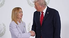 استقبل الرئيس الأميركي دونالد ترامب رئيسة الوزراء الإيطالية جورجيا ميلوني خلال قمة لدعم إنهاء حرب غزة، يوم الاثنين 13 أكتوبر/تشرين الأول 2025، في شرم الشيخ بمصر.