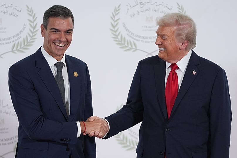  استقبل الرئيس الاميركي دونالد ترامب رئيس الوزراء الإسباني بيدرو سانشيز خلال قمة في شرم الشيخ، يوم الاثنين 13 أكتوبر/تشرين الأول 2025