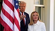 El presidente Donald Trump saluda a la primera ministra italiana Giorgia Meloni en la Casa Blanca, el jueves 17 de abril de 2025, en Washington.