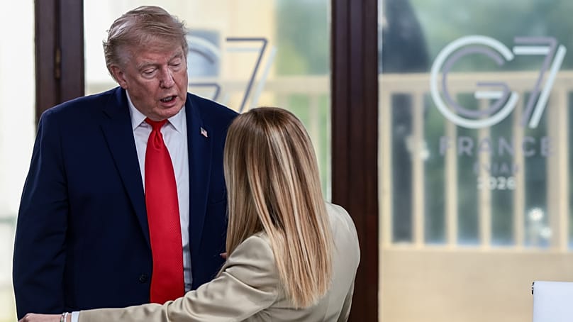 Donald Trump conversa con la primera ministra italiana Giorgia Meloni durante un almuerzo de trabajo con líderes del G7 y de Oriente Medio en Francia, el martes 16 de junio.