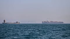 سفينة حاويات وسفينة شحن في مضيق هرمز قبالة بندر عباس، إيران، الأربعاء 17 يونيو 2026. 