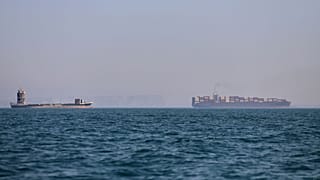  سفينة حاويات وسفينة شحن في مضيق هرمز قبالة بندر عباس، إيران، الأربعاء 17 يونيو 2026. 