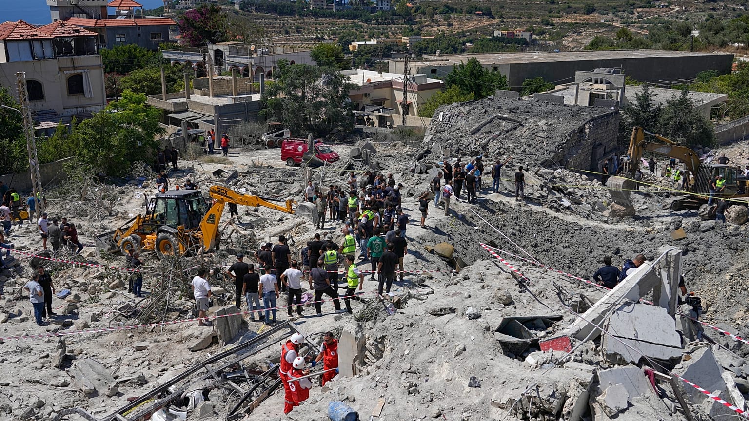 Soccorritori cercano vittime sotto le macerie degli edifici distrutti da un attacco israeliano nel villaggio di Qannarit, nel sud del Libano (20 giugno 2026)