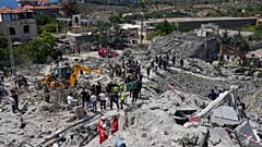 Soccorritori cercano vittime sotto le macerie degli edifici distrutti da un attacco israeliano nel villaggio di Qannarit, nel sud del Libano (20 giugno 2026)