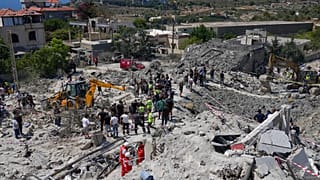 Soccorritori cercano vittime sotto le macerie degli edifici distrutti da un attacco israeliano nel villaggio di Qannarit, nel sud del Libano (20 giugno 2026)