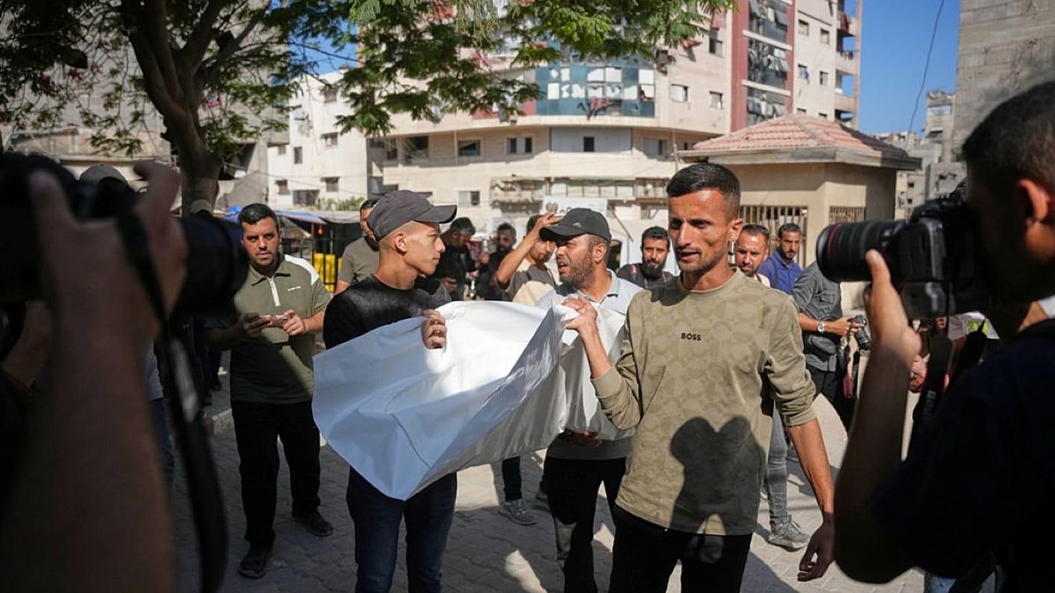 يحمل المشيعون جثماني فتاتين فلسطينيتين اللتين قُتلتا خلال غارة جوية إسرائيلية في مدينة غزة، يوم السبت 20 يونيو/حزيران 2026.