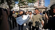 يحمل المشيعون جثماني فتاتين فلسطينيتين اللتين قُتلتا خلال غارة جوية إسرائيلية في مدينة غزة، يوم السبت 20 يونيو/حزيران 2026.