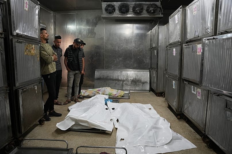  يُلقي المشيعون النظرة الأخيرة على جثماني الفتاتين الفلسطينيتين زينة الصفدي وشقيقتها لانا، اللتين قُتلتا خلال غارة جوية إسرائيلية في مدينة غزة، يوم السبت 20 يونيو/حزيران 2026.