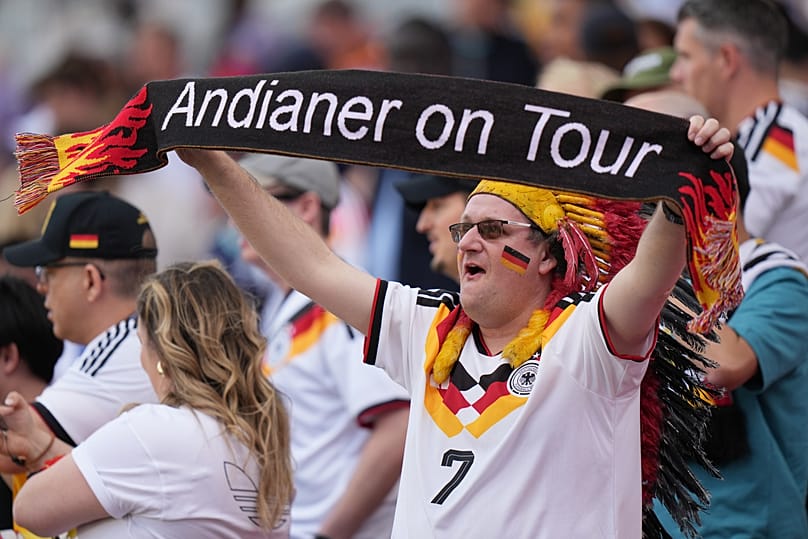 Ein deutscher Fan hält bei dem WM-Gruppenspiel der Gruppe E zwischen Deutschland und der Elfenbeinküste am Samstag, 20. Juni 2026, in Toronto einen Schal in die Höhe.