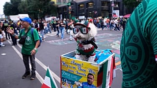 Un cane di nome Osito indossa la maglia della nazionale messicana e viaggia nel cestino della bici di Jorge Rangel.