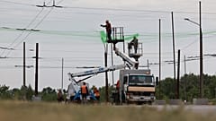 Δημοτικοί υπάλληλοι τοποθετούν δίχτυα κατά drones για να αποτρέψουν ρωσικές επιθέσεις σε πολίτες και μεταφορές στη Ζαπορίζια, Ουκρανία, Πέμπτη 18 Ιουνίου 2026.