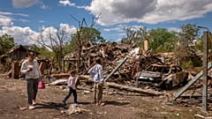 ARCHIVO: Los residentes observan un cráter y viviendas dañadas tras un ataque aéreo ruso ocurrido durante la noche en Kiev, Ucrania, el lunes 15 de junio de 2026.