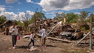 ARCHIVO: Los residentes observan un cráter y viviendas dañadas tras un ataque aéreo ruso ocurrido durante la noche en Kiev, Ucrania, el lunes 15 de junio de 2026.