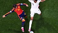Musab Aljuwayr de Arabia Saudí lucha por el balón contra Alex Baena de España durante el partido de fútbol del Grupo H de la Copa Mundial entre España y Arabia Saudí