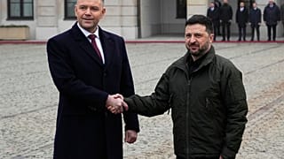 Le président polonais Karol Nawrocki, à gauche, et le président ukrainien Volodymyr Zelensky avant leur rencontre à Varsovie, en Pologne, ce vendredi 19 décembre 2025. 