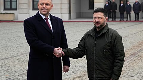 O presidente polaco, Karol Nawrocki, à esquerda, e o presidente ucraniano, Volodymyr Zelensky, antes do encontro em Varsóvia, na Polónia, sexta‑feira, 19 de dezembro de 2025.