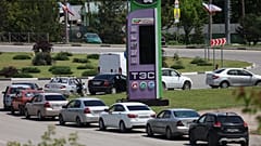 Autos stehen Schlange an einer Tankstelle in Simferopol auf der Krim, am Freitag, dem zwölften Juni 2026.