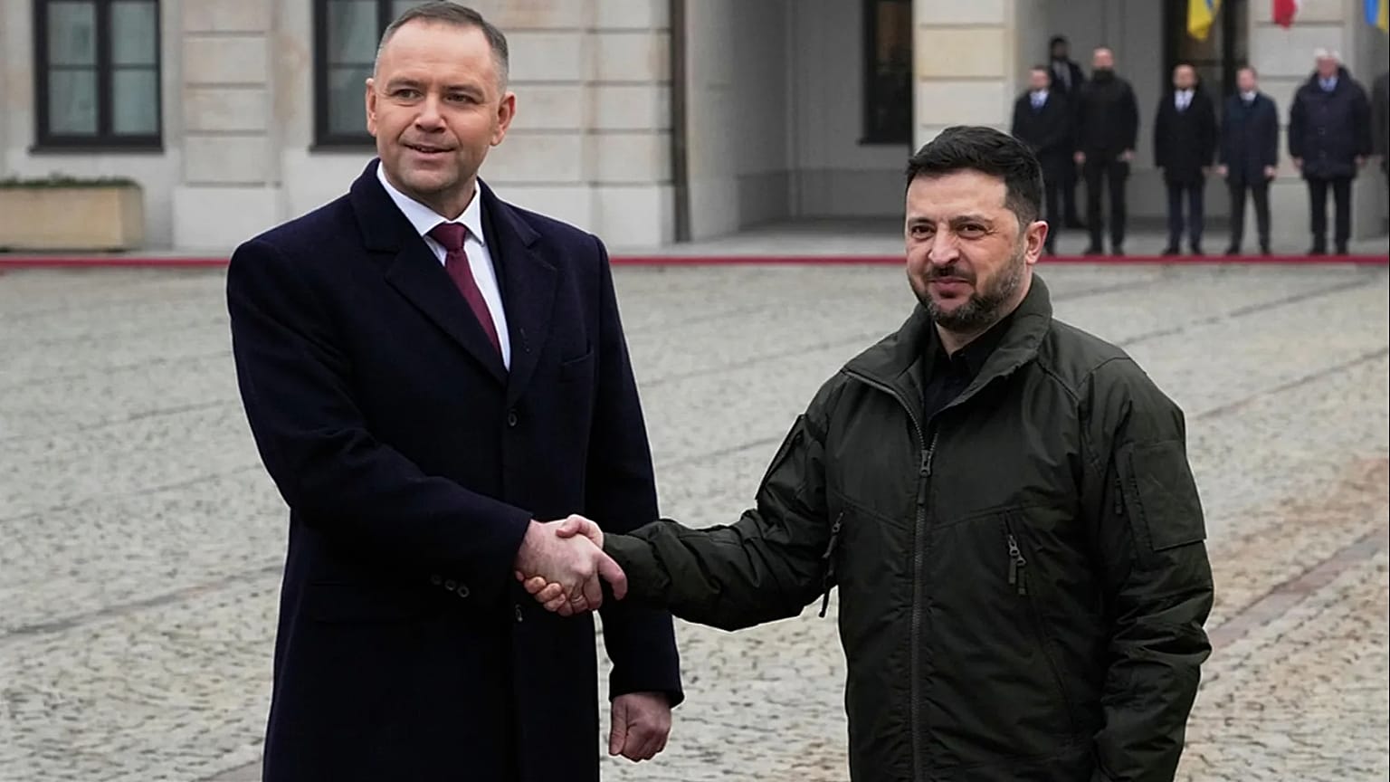Президент Польши Кароль Навроцкий (слева) и президент Украины Владимир Зеленский перед встречей в Варшаве, 19 декабря 2025 года.