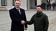 Президент Польши Кароль Навроцкий (слева) и президент Украины Владимир Зеленский перед встречей в Варшаве, 19 декабря 2025 года.
