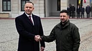 A bal oldalon Karol Nawrocki lengyel elnök, mellette Volodimir Zelenszkij ukrán elnök varsói találkozójuk előtt, 2025. december 19-én, pénteken.