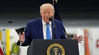 El presidente Donald Trump habla tras recorrer el avión Air Force One, recientemente designado como tal, en la Base Conjunta Andrews, el 19 de junio de 2026.