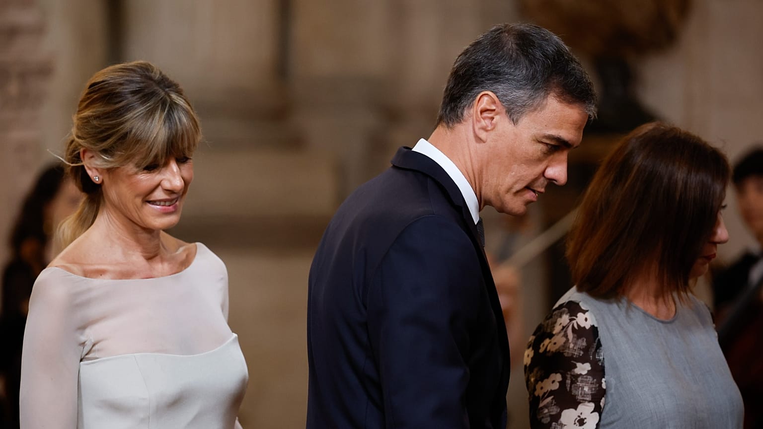 ARCHIVO: El presidente del Gobierno español, Pedro Sánchez, y su esposa, Begoña Gómez, en el Palacio Real de Madrid, España, el miércoles 19 de junio de 2024.