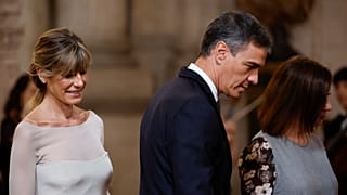 ARCHIVO: El presidente del Gobierno español, Pedro Sánchez, y su esposa, Begoña Gómez, en el Palacio Real de Madrid, España, el miércoles 19 de junio de 2024.