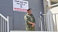 Un soldato libico di guardia durante una manifestazione davanti alla sede dell’UNHCR a Tripoli, in Libia, in cui si chiedeva la chiusura dell'ufficio (4 giugno 2026) 