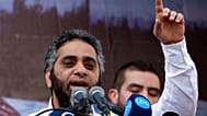  يلقي نجم البوب اللبناني فاضل شاكر خطبة دعماً للمقاتلين المتمردين السوريين واللاجئين السوريين، بعد صلاة الجمعة، في بيروت، لبنان. 