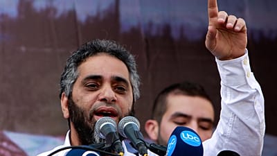  يلقي نجم البوب اللبناني فاضل شاكر خطبة دعماً للمقاتلين المتمردين السوريين واللاجئين السوريين، بعد صلاة الجمعة، في بيروت، لبنان. 