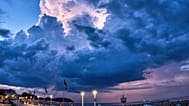 Ein Gewitter zieht über den Ostseestrand in Travemünde in Deutschland.