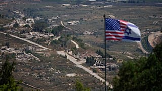 Σημαίες του Ισραήλ και των ΗΠΑ ανεμίζουν με φόντο ερείπια στο νότιο Λίβανο