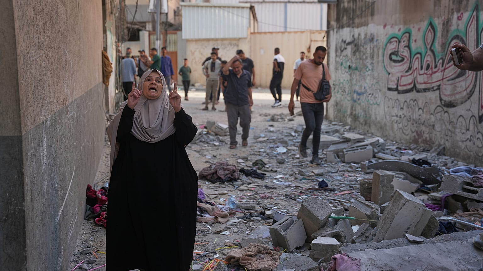 فلسطينيون يتفقدون أنقاض منزل عائلة الصفدي في مدينة غزة بعد غارة إسرائيلية ليلية، في 20 يونيو 2026.